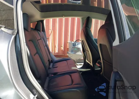 2021 Tesla Model Y Long Range Dual Motor All-Wheel Drive z USA, uszkodzony, nr VIN 5YJYGDEE5MF241683